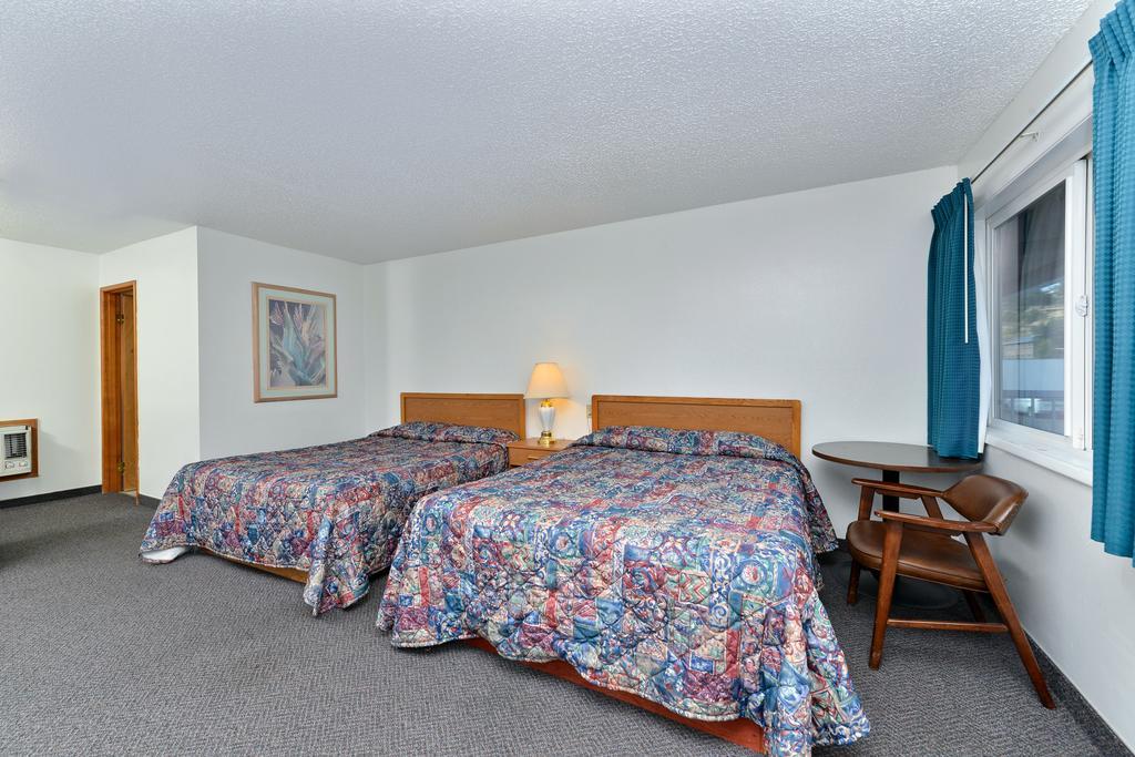 Rodeway Inn & Suites Arlington Exterior photo